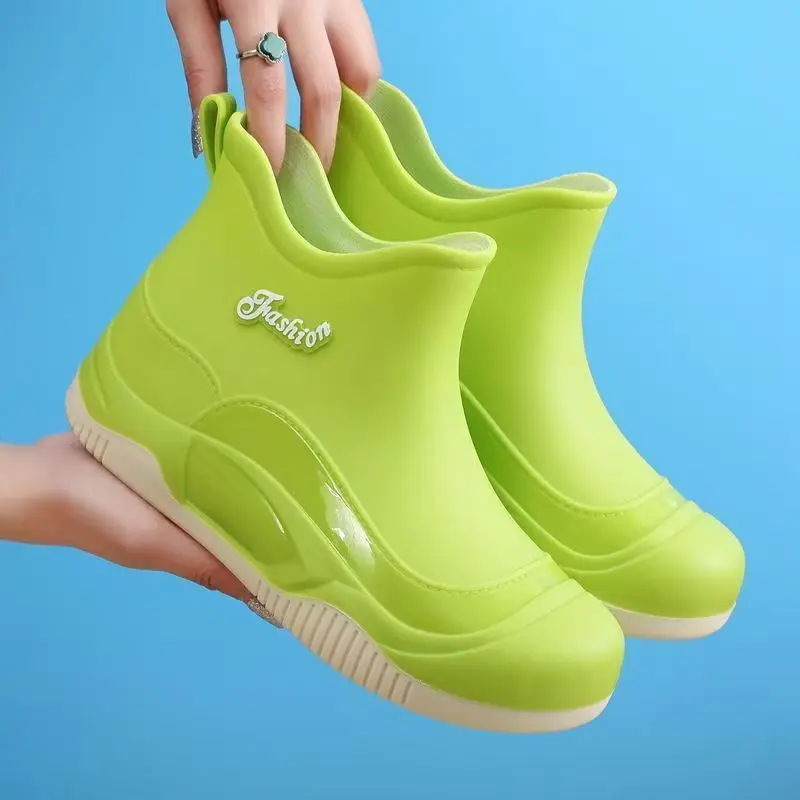 

Новые женские резиновые сапоги до щиколотки на плоской подошве, четыре сезона, новая непромокаемая кухонная рабочая обувь на толстой подошве с нескользящим круглым носком
