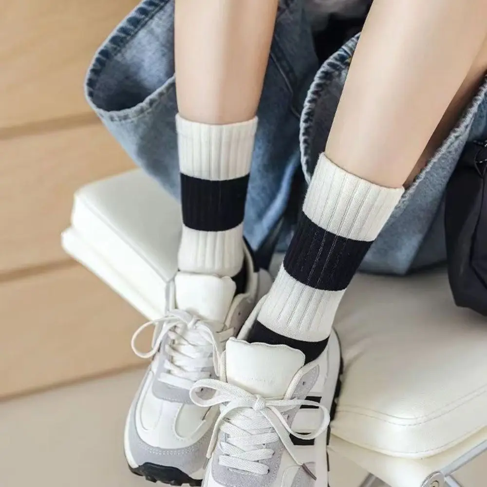Meias esportivas retrô de algodão para homens e mulheres, meias de comprimento médio listradas preto e branco, moda primavera e verão, meias novas para casal