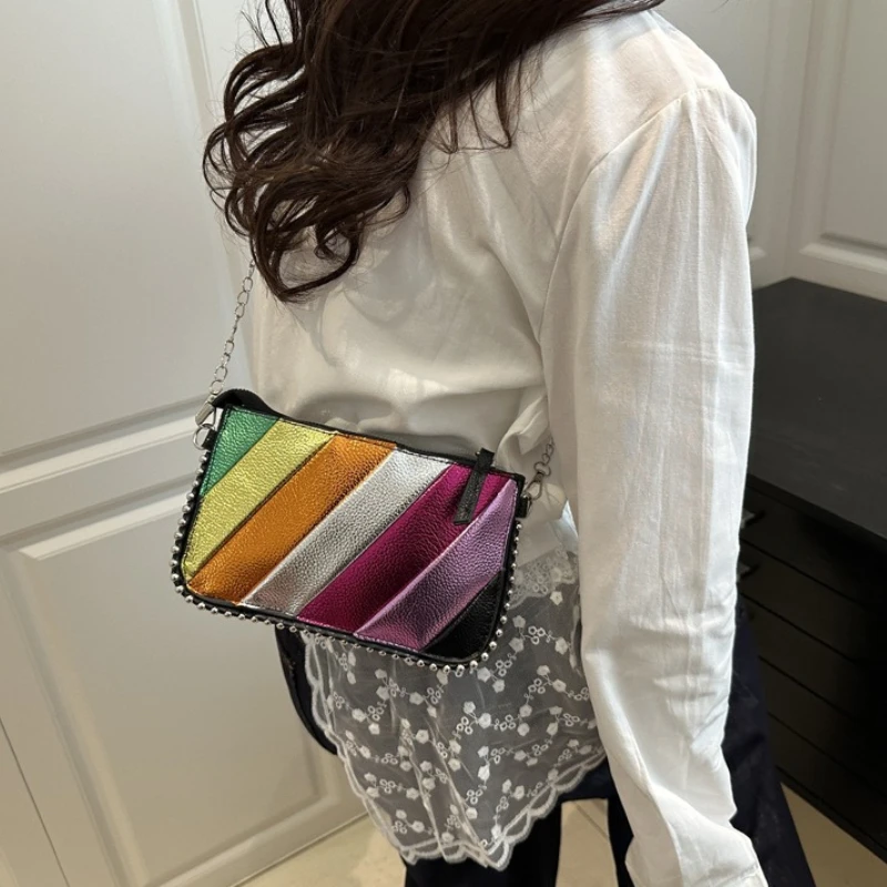 bolsa-transversal-feminina-com-costura-arco-Iris-bolsa-de-ombro-com-corrente-de-metal-e-acabamento-com-rebites-pequena-bolsa-de-couro-para-uso-diario