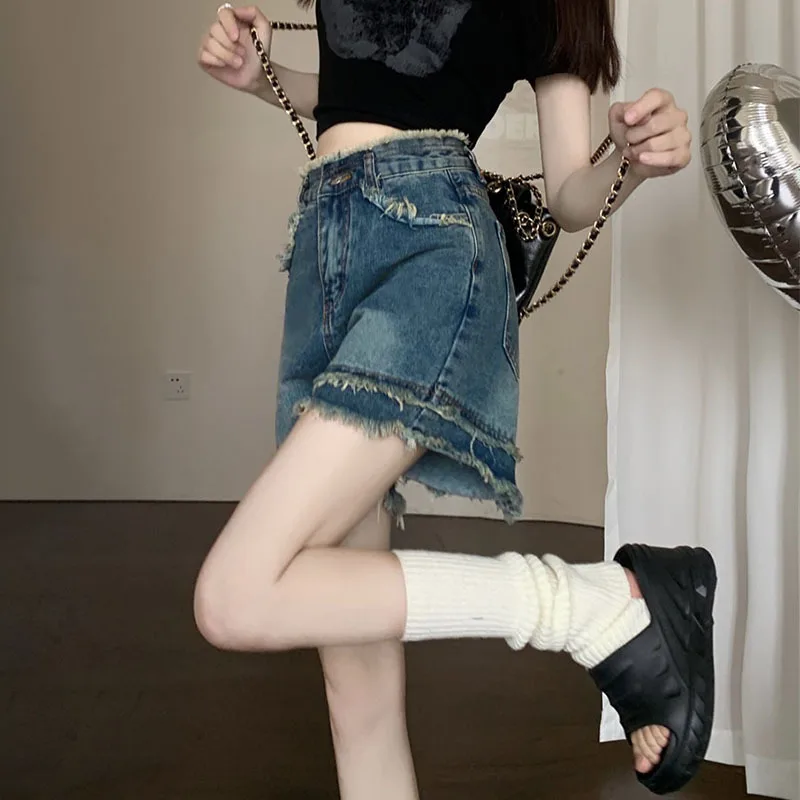 

Новинка 2023 года: летние винтажные шорты с широкими штанинами и рваными краями, женские джинсовые шорты в стиле стритстайл, облегающие, модные.