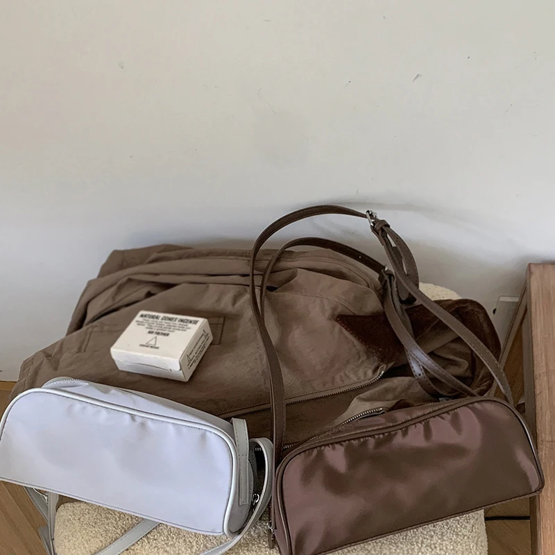 Nylon-Schultertasche, koreanische Damen-Unterarmtasche in Uni-Farbe, minimalistische Vintage-Handtasche mit leichtem Reißverschluss für Pendler. – Detail 7