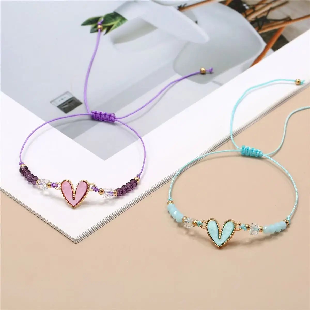 مجموعة مكونة من 12 قطعة من سوار قابل للتعديل منسوج يدويًا على شكل قلب ومطرز بالكريستال متعدد الألوان للنساء