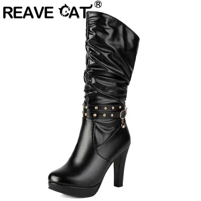 

REAVE CAT 2025 Сексуальные женские сапоги до середины икры с круглым носком и блочным каблуком 10 см, платформа 2 см, заклепки на молнии, большие размеры 41 42 43 Обувь для свиданий