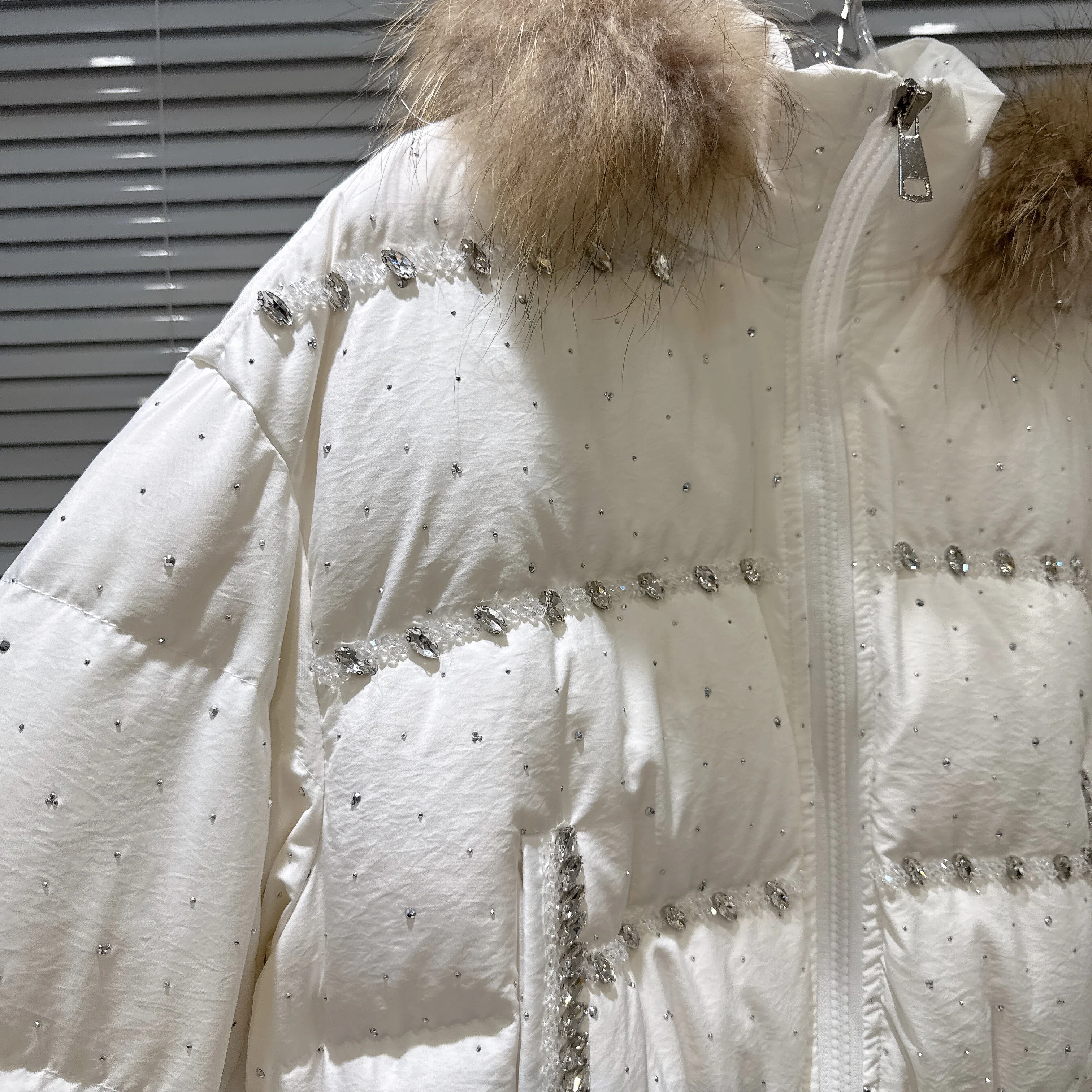 الشتاء حجر الراين يزين أسفل سترة للنساء فو الفراء طوق مقنعين نفخة معطف الموضة الأمريكية شارع العليا سترات سميكة #6