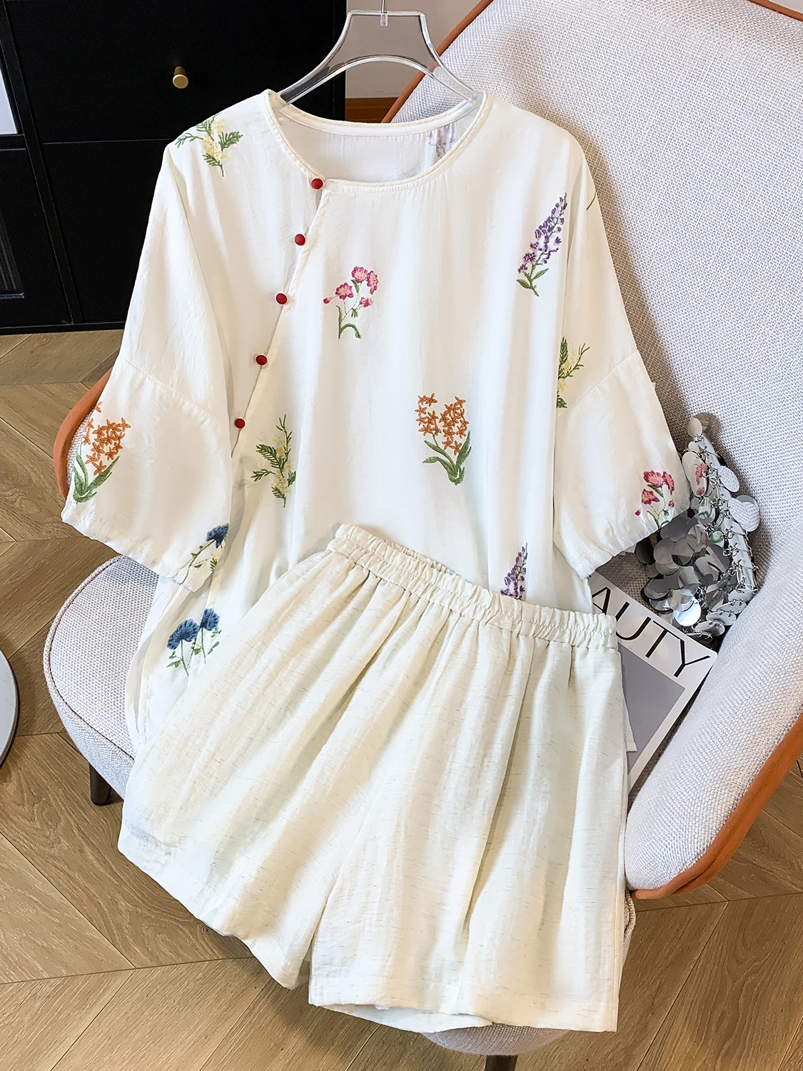 Faionable Chinese Sle Embroidered T-irt And orts Set round Ne Seven Sve Loose Waist ort Pants Women's Suit