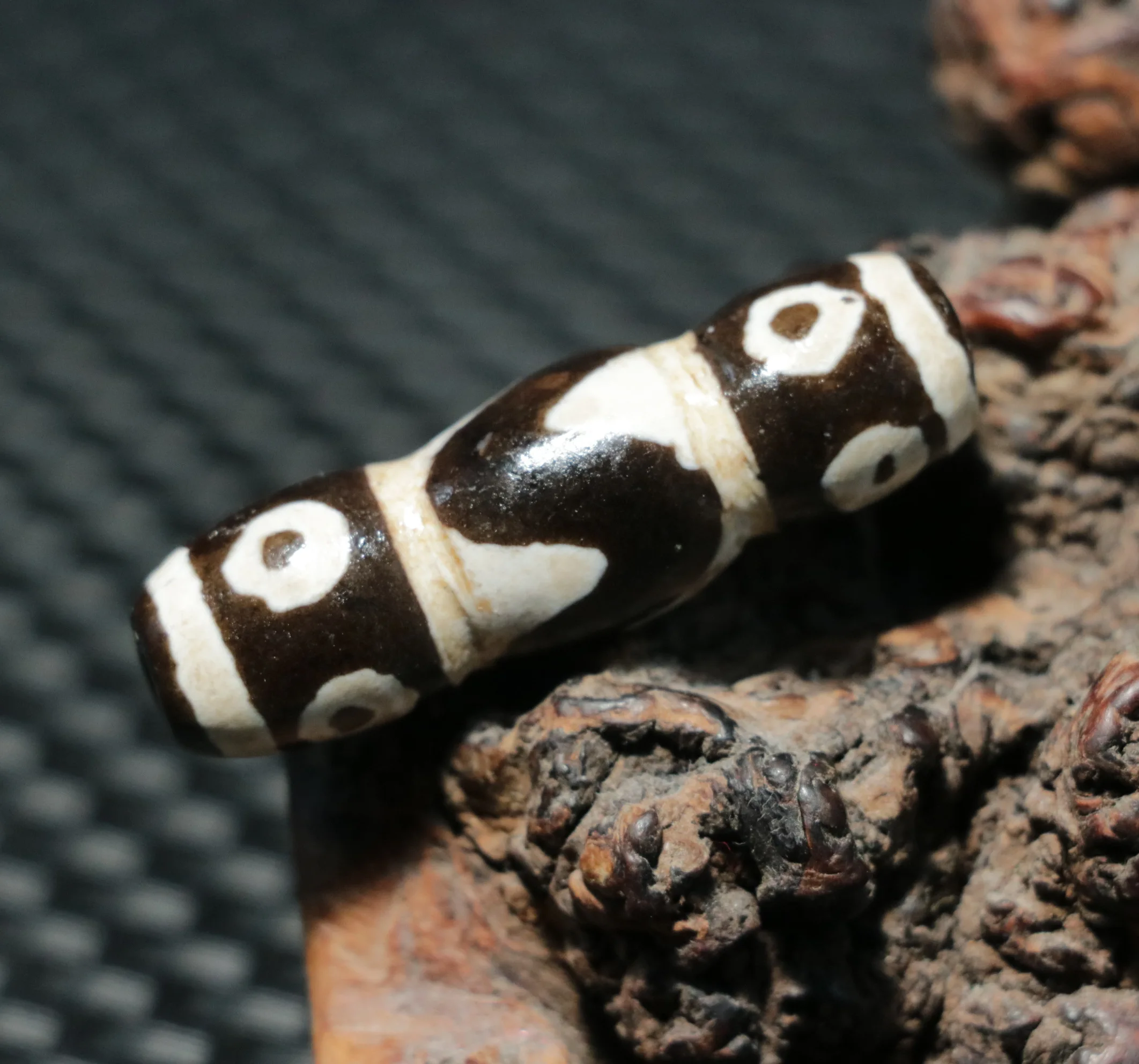 

WOJIACHANPINZUITEBIE Power Magic Тибетский старый агат 8-глазый тотем в виде зуба тигра в форме корня лотоса dZi бусина подходит для изготовления браслета