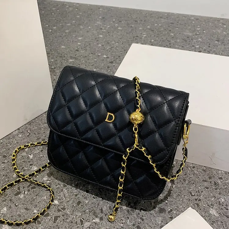 

Женская сумка через плечо с подвеской в виде ромба весна-лето 2024, через плечо с золотой цепочкой и регулируемым кожаным ремешком и двумя карманами