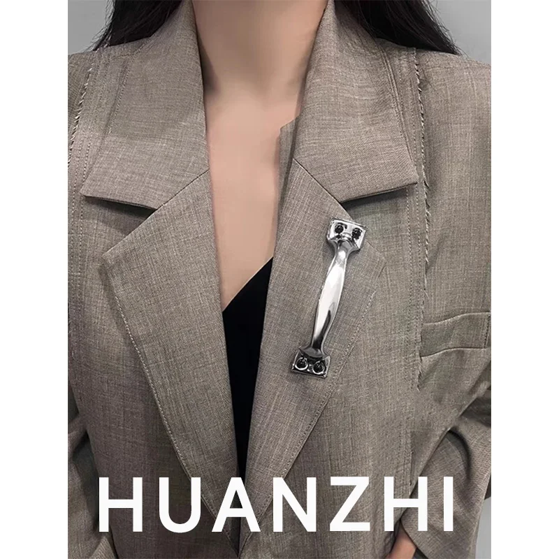 HUANZHI Open Your Heart Door Creative Quirky Doorknob Brooch Personalized Unique Trendy Jewelry for Women Men Suit Accessories