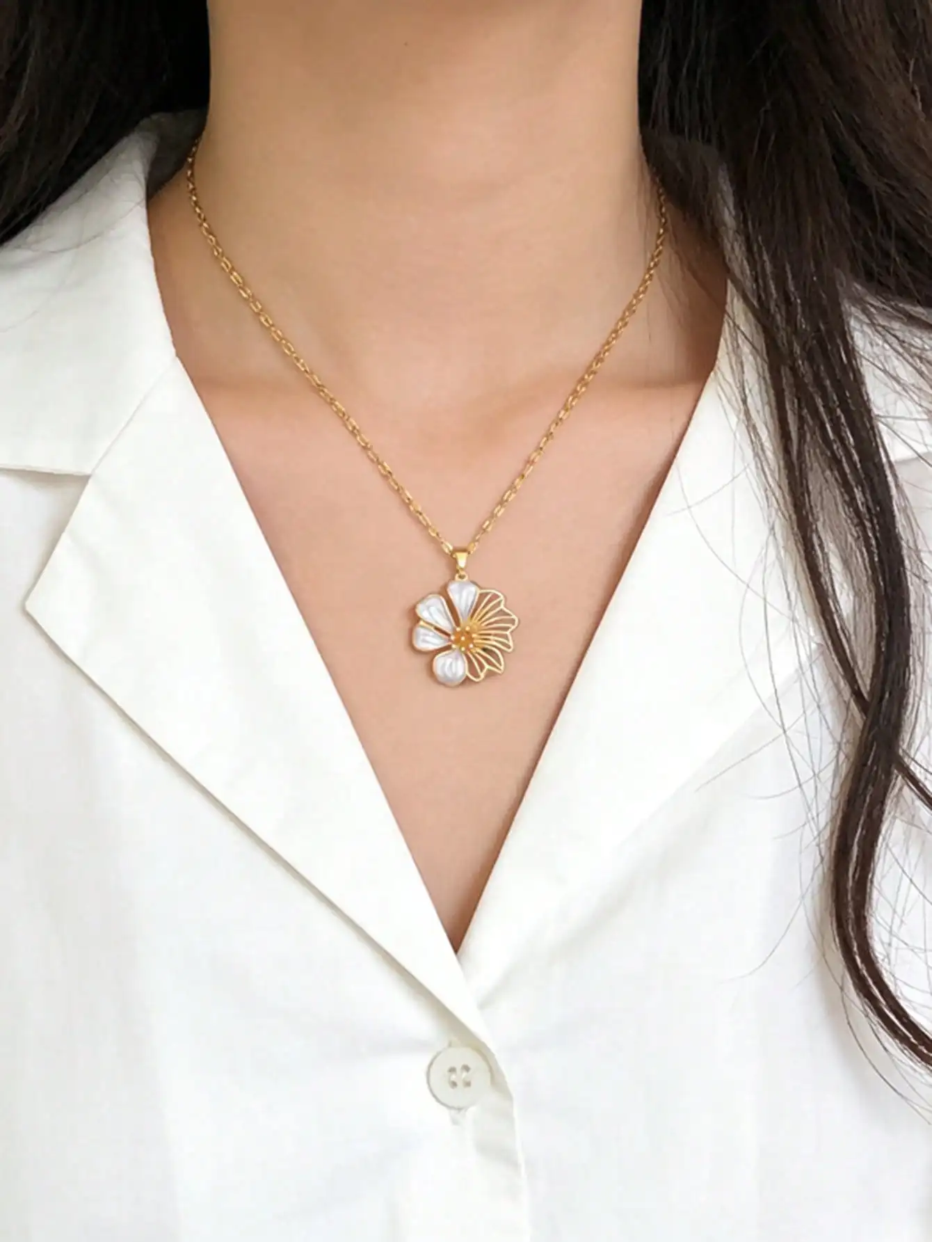 1pc Gold Flower Necklace for Women Elegant Dripping Oil Hollow Floral Pendant Clavicle Chain Luxury Palace Style Daily Wear