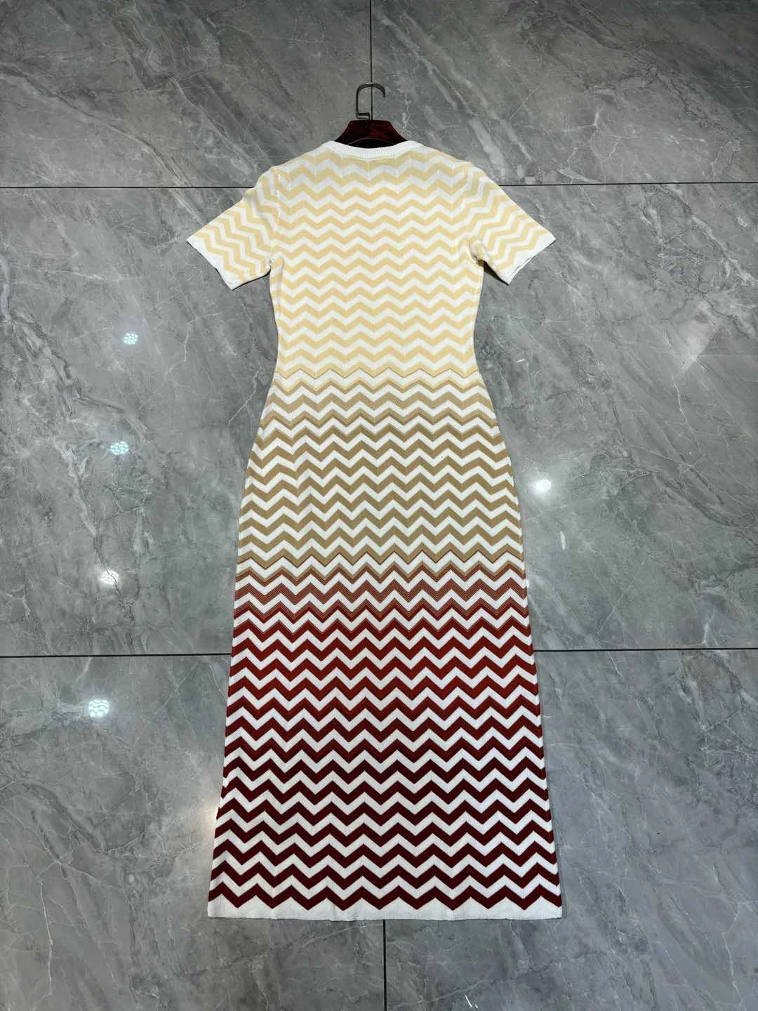 

Women Zigzag Striped Knitted Midi Dress 2025 New Round Neck Short Sleeve Elegant Slim Robe