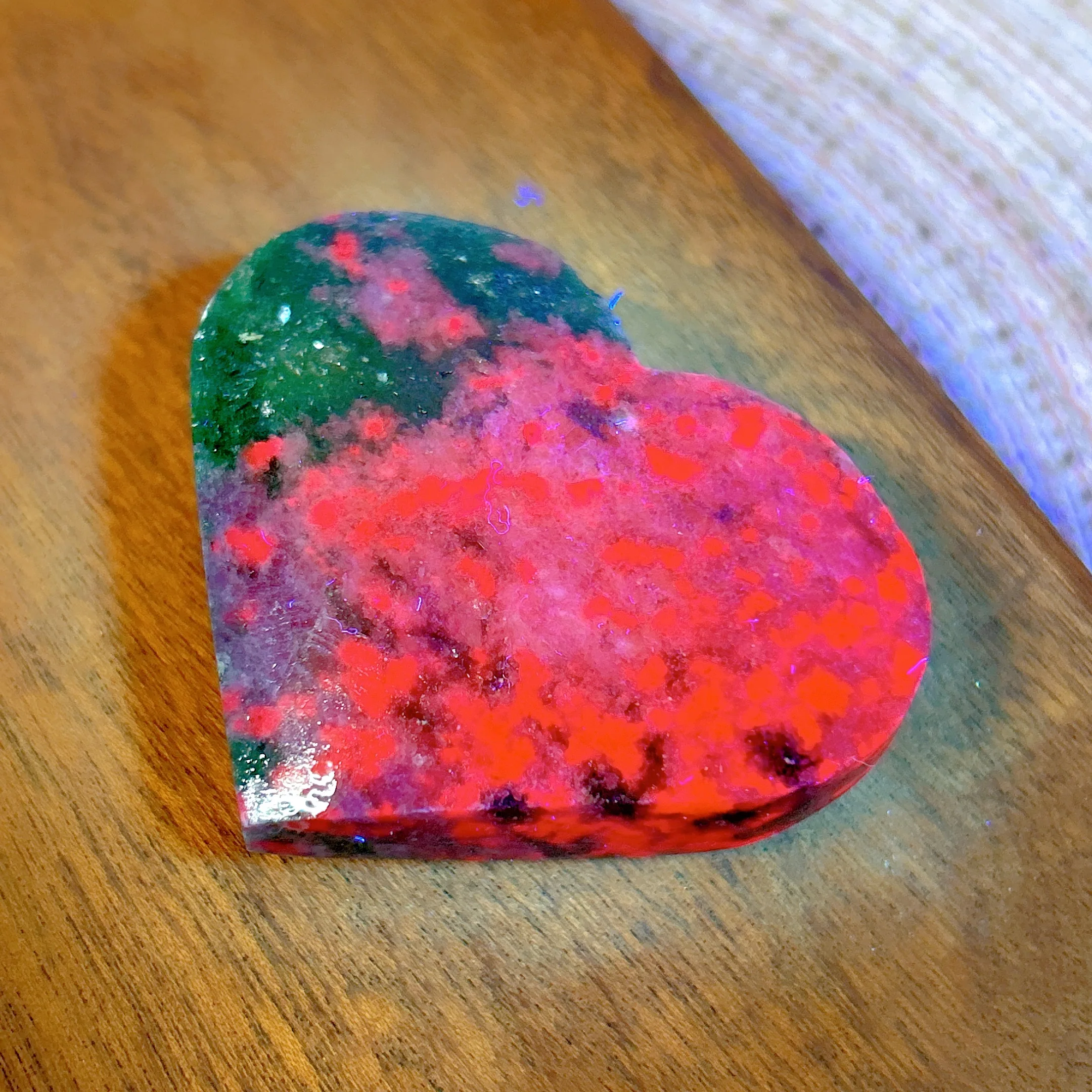 

Natural Crystal Ruby Kyanite Palm UV Light Reactive Fluorescence Gemstone Healing Stone Energy Ornament Home Decorations Gift