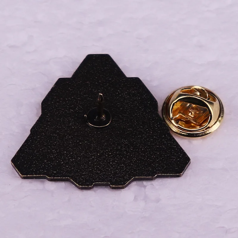 ドゥームゲーム周辺バッジユナイテッド航空ゲームアイコンブローチ三角形金属ピンファッションジュエリー衣類飾り少年ギフト