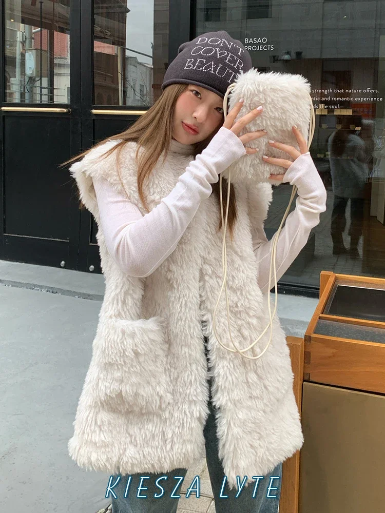 High quality 2024 Winter Fashion Sleeveless Vests for Women Vintage Casual fake fur elegance White Waistcoat Match a small bag