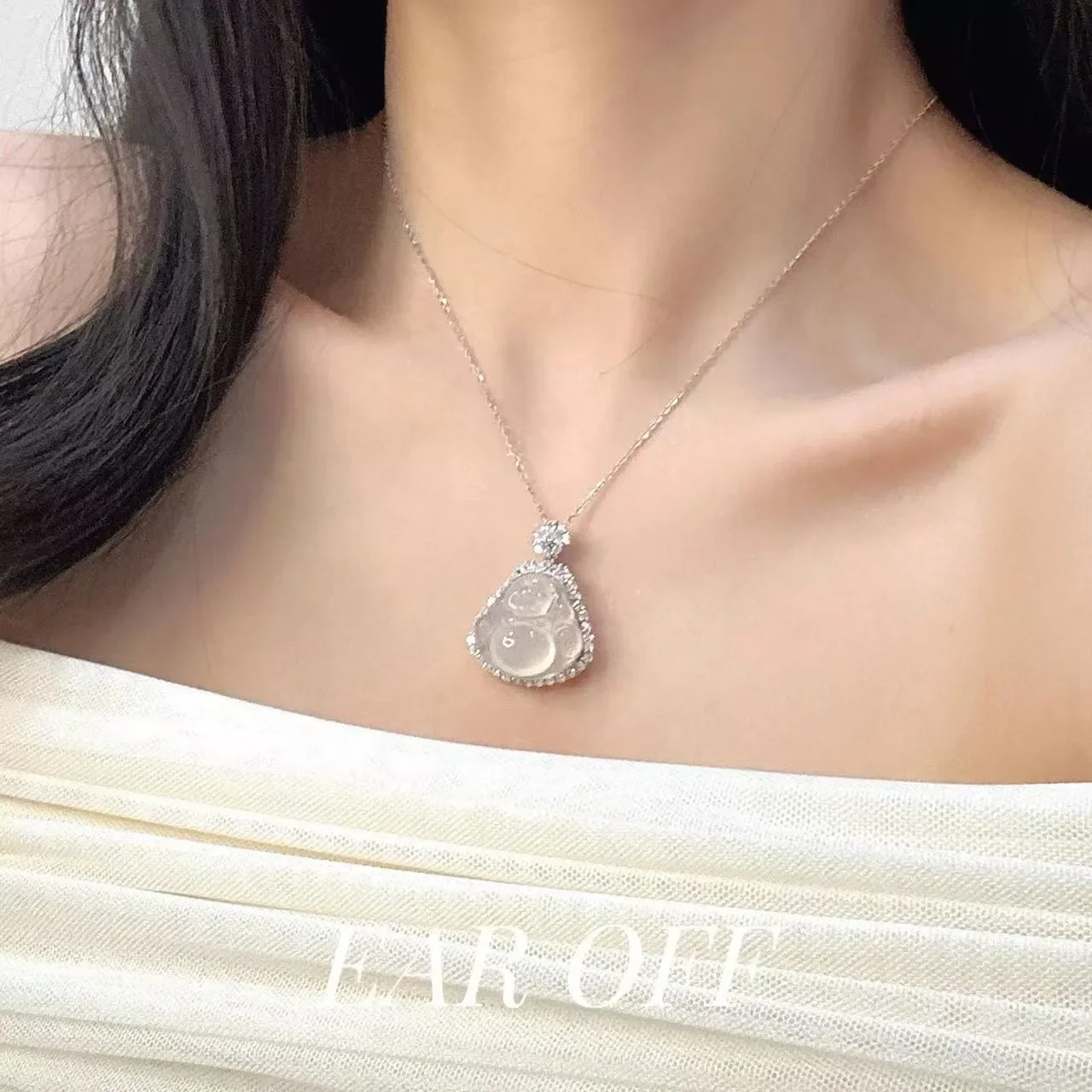 

A male chalcedony Buddha titanium steel necklace and a female collarbone chain, a high-end birthday gift with accessories