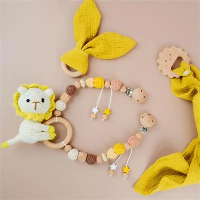 子供たちのためのかわいい動物のガラガラの手作りのおもちゃを眠っているかぎ針編み