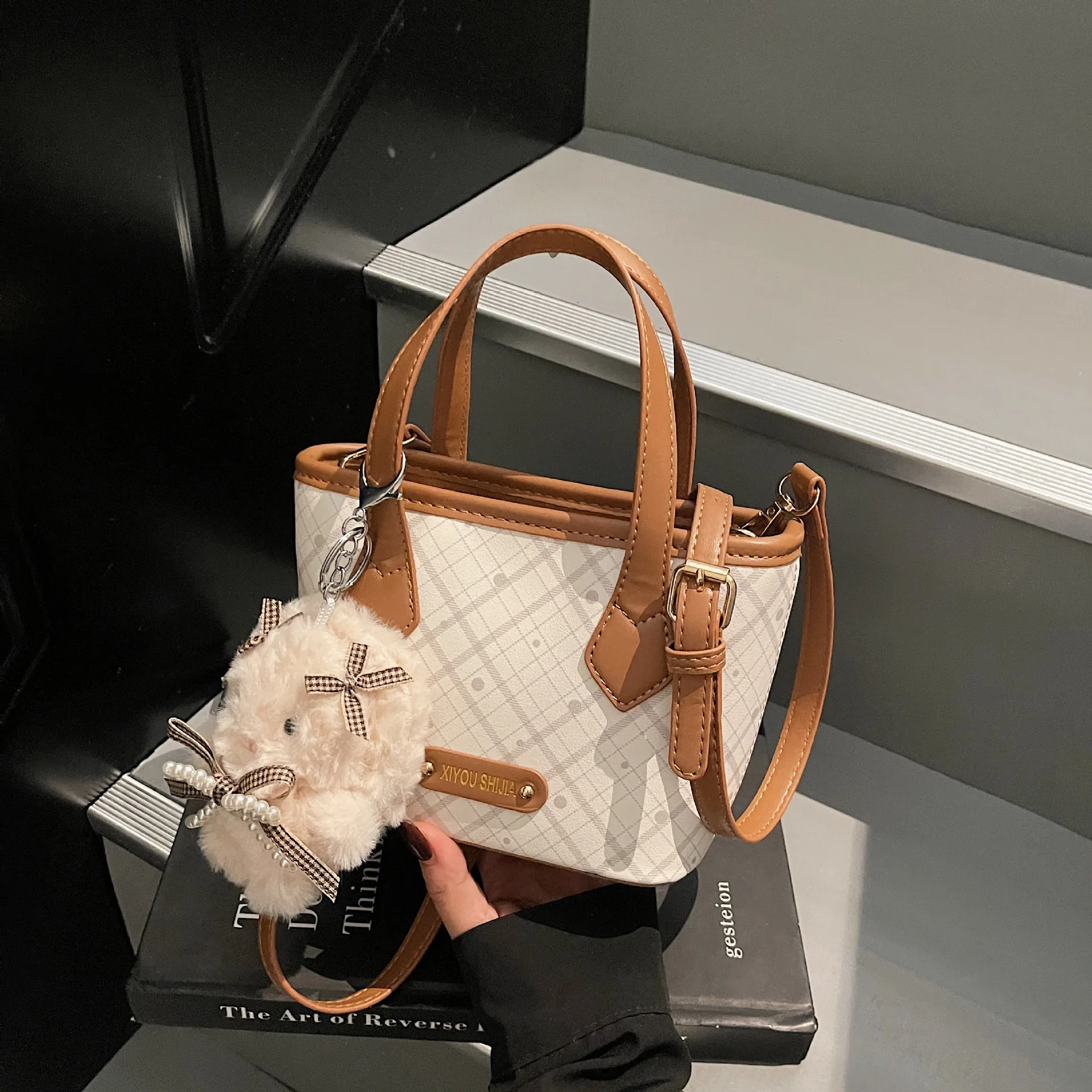 

High-end Fashion Bucket Tote Bag Simple Commuter Portable Vegetable Basket Versatile Shoulder Messenger Bag