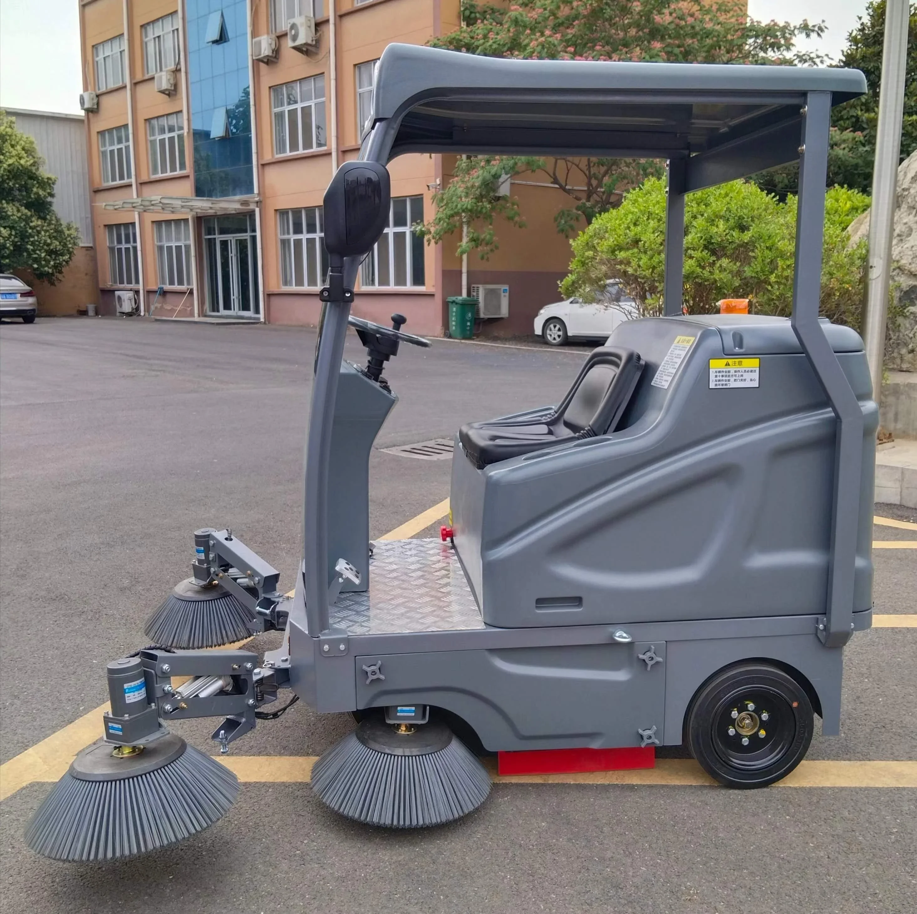 Factory Outlet Mini Multifunctionele Ride-On Elektrische Veegmachine Flexibele Oplaadbare Bezem Robot Straatmotor Versnellingsbak Vloer