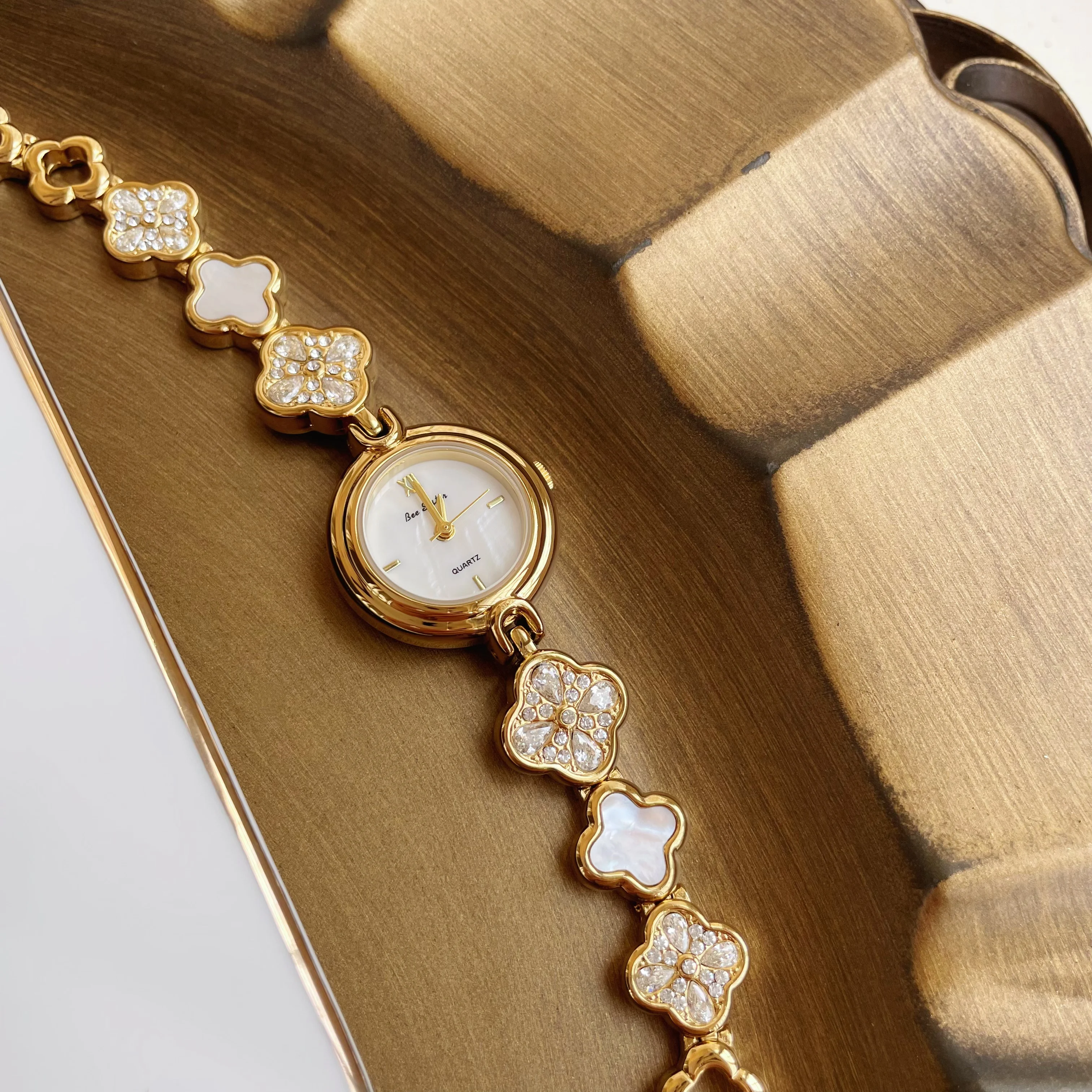 ساعة اسوارة نسائية، قرص بسيط من عرق اللؤلؤ، طراز أنيق، طراز جديد 2025، هدية عيد ميلاد، هدية للسيدات، هدية نسائية.