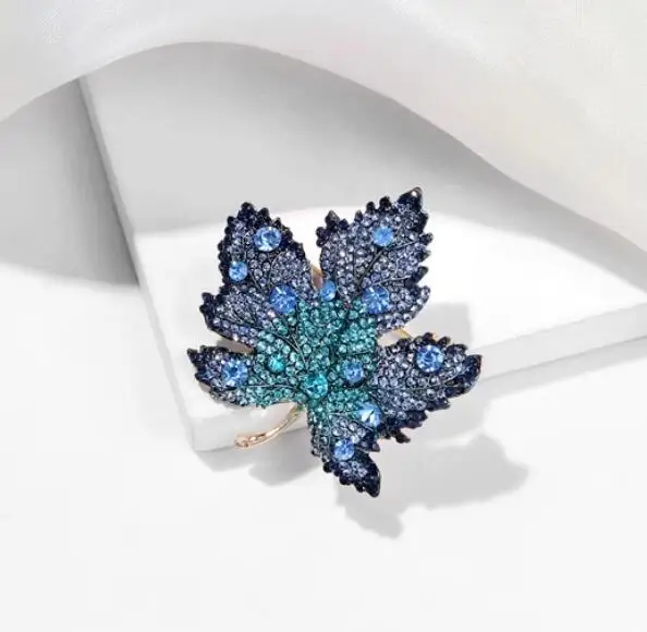 Broches de folha de bordo para mulheres, cheio de strass metal, broche casual de escritório, presente de casamento, nova moda, 2024