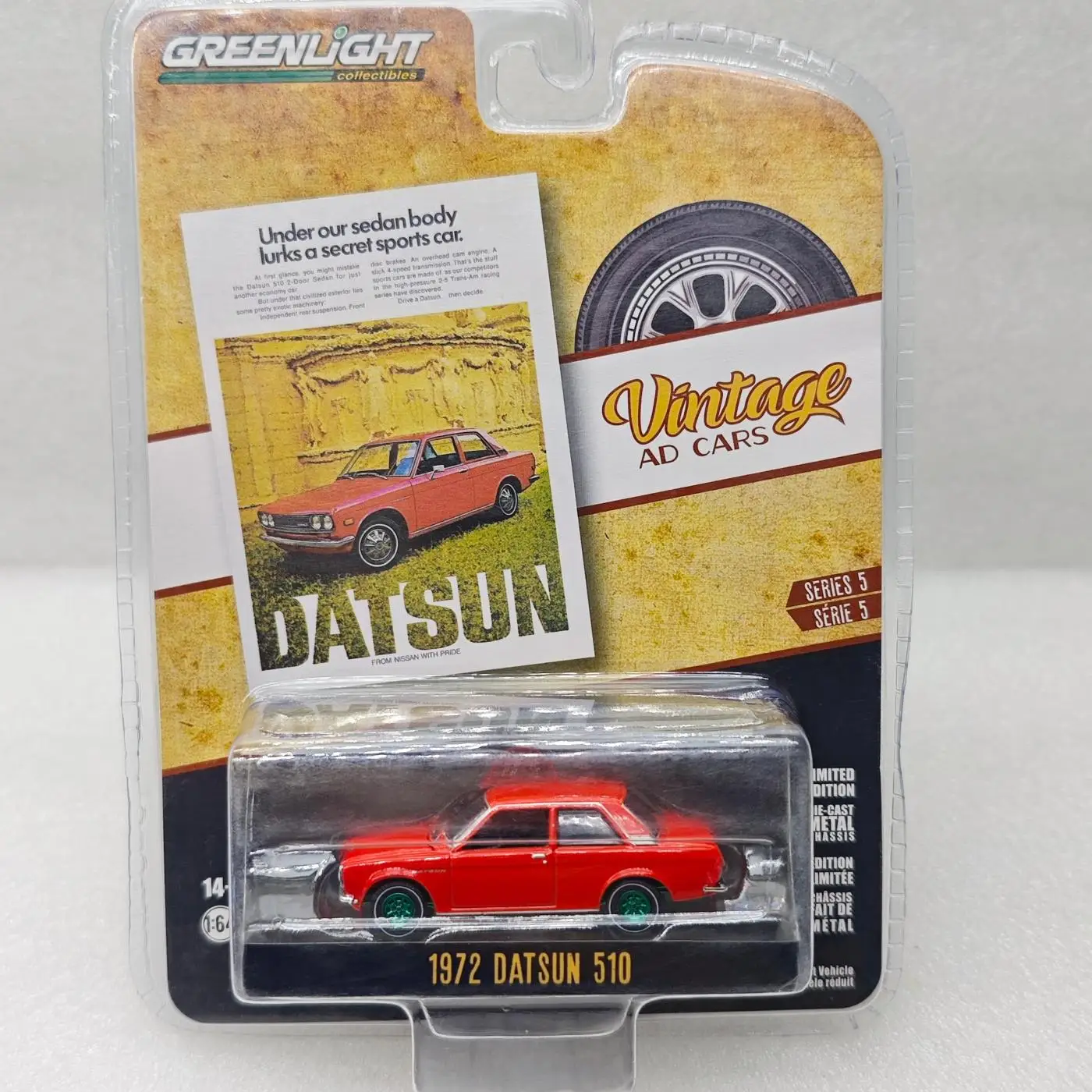 GreenLight 1:64 Serie de Autos Publicitarios Vintage 5 - Datsun 510 de 1972, Modelo de Auto de Aleación Fundida a Presión, Coleccionable