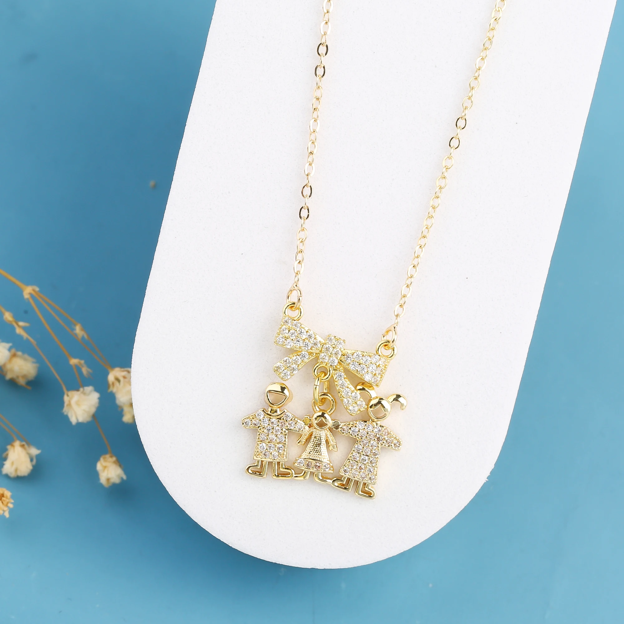 New Creative Gold-Plated Zirconia Mom, Dad And Child Theme Pendant Necklace Classic For Mother\'S Day Birthday Jewelry Gift