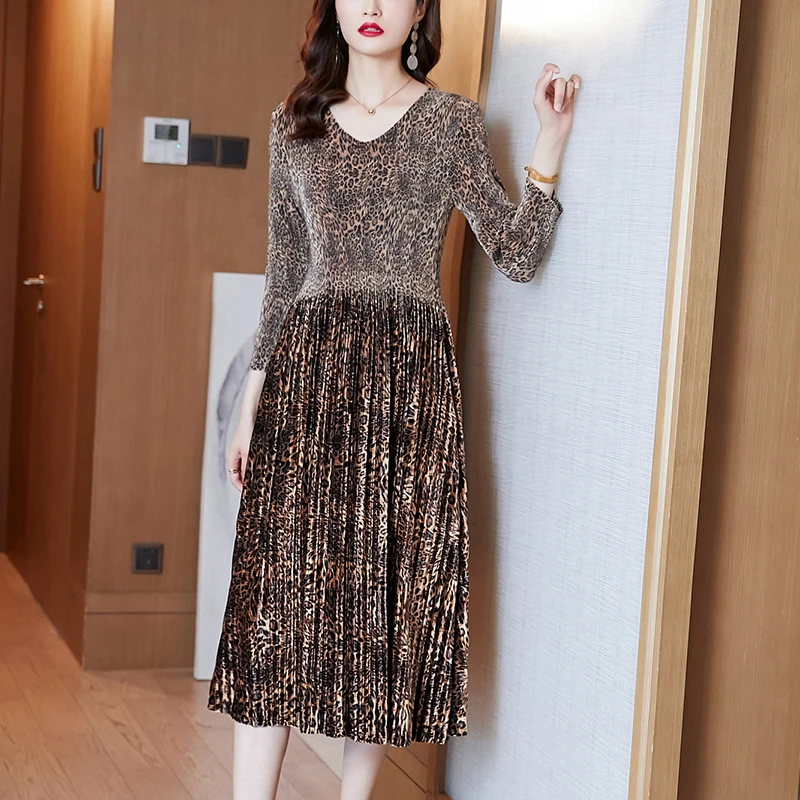 2023 New Fashion Velvet Dress Women's Autumn Retro Print Pleated Dress Leopard Luxury Loose Fit Holiday Party Dress Vestidos