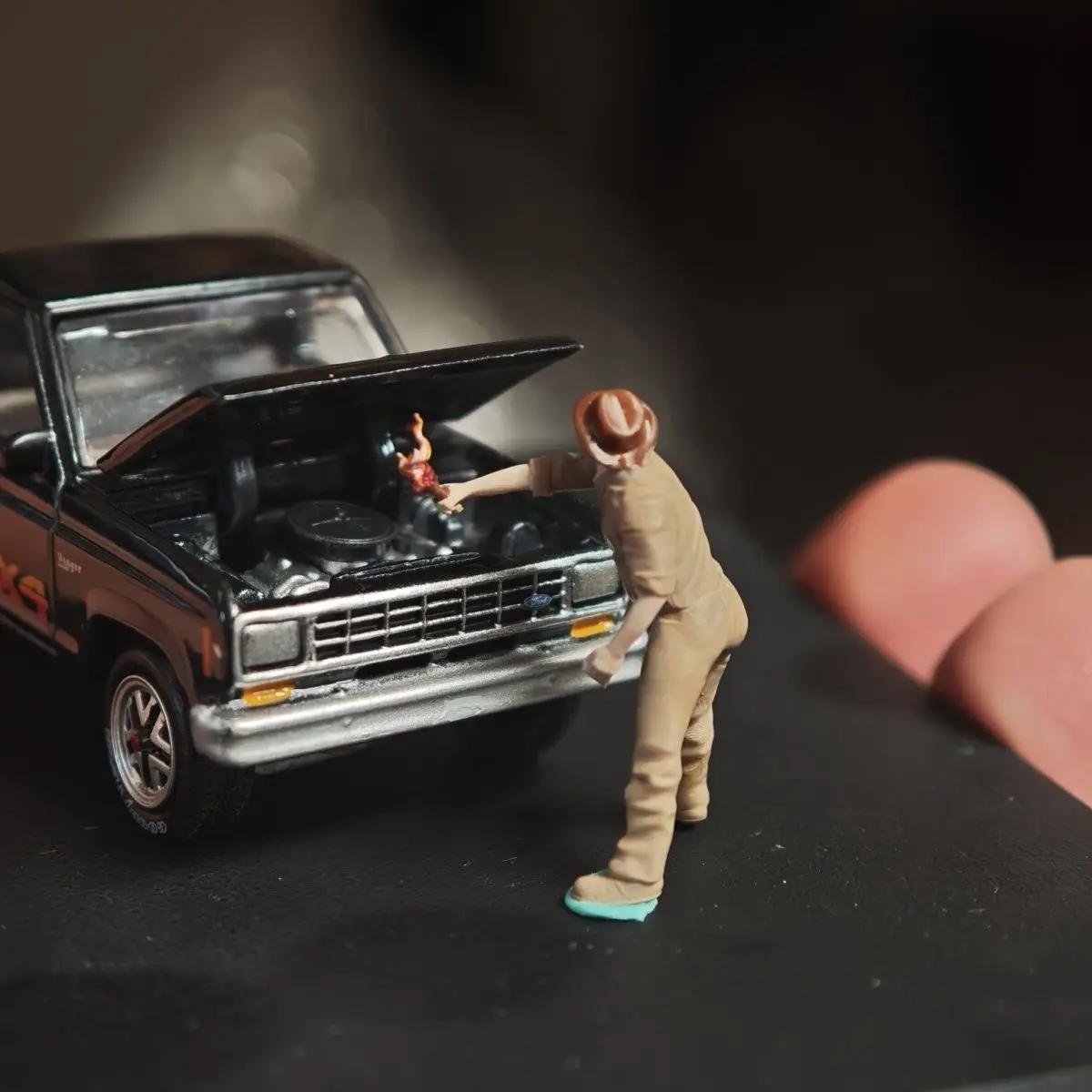 تمثال ثابت 1/64 يمكنك صنعه بنفسك من الراتنج المرسوم يدويًا في الهواء الطلق لمستكشف الغابات نموذج مشهد السيارة