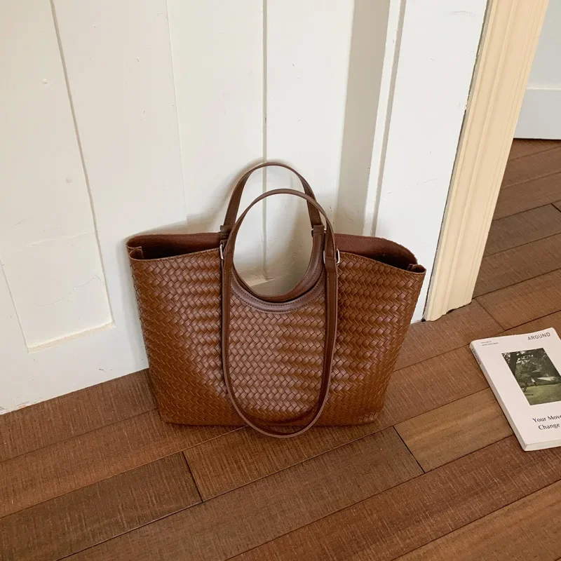 Koreanische Rattan-Geflecht-Umhängetasche, Große Kapazität Damen-Tragetasche, Sommerliche Lässige Einfache Urlaubs-Strand-Pendler-Handtasche – Detail 11