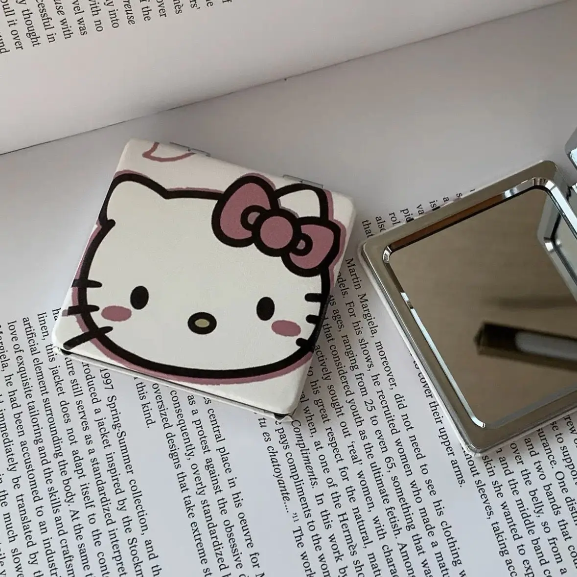 Portátil dobrável kitty espelho compacto dupla face bonito design dos desenhos animados espelho de maquiagem feminino para idades de beleza em movimento