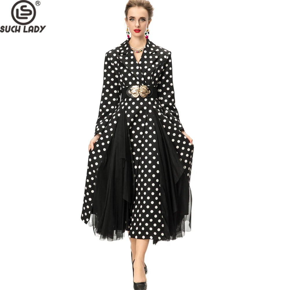 Squisito abito lungo a pois bianco e nero con cintura con fibbia dorata, gonna in tulle a strati e abito da ballo con colletto a bavero