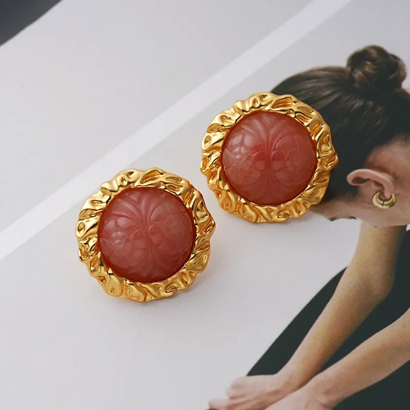 French Vintage Orange Red Color Resin Round Circle Stud Earrings Fashion Advanced Sense Metal Fold Ear Stud Jewelry for Woman