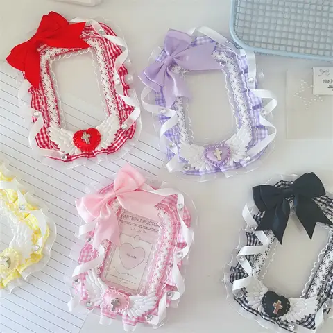 레이스 슬리브 보우 아크릴 3 인치 Kpop Photocard 홀더 DIY 패브릭 펜던트 천사 날개 칼집 사진 카드 홀더 가방 학교 펜던트