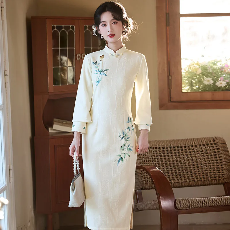 

Бежевый вышитый новый китайский осенний Cheongsam с длинными рукавами, новинка 2025, молодой стиль, женский ретро-стиль для похудения, весна Qipao