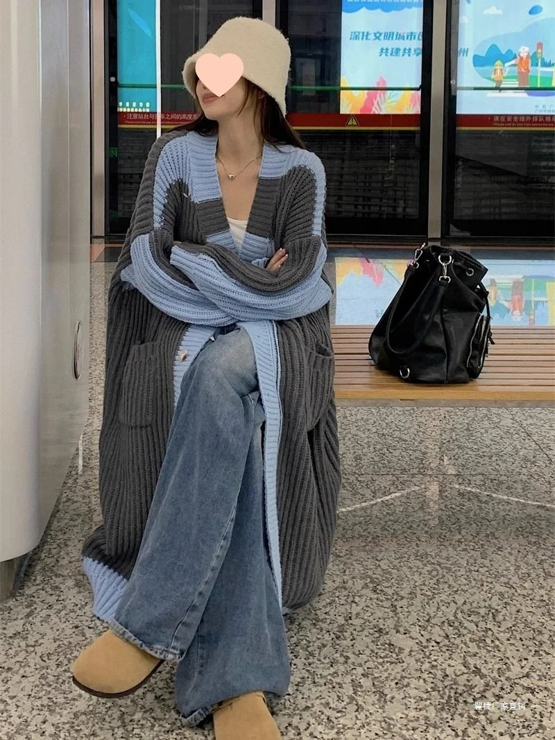 

Женский удлиненный кардиган розового цвета: мягкий, легкий, с контрастными вставками, для легкого многослойного ношения, дышащий, с пуговицами, фактурный, с круглым вырезом горловины.