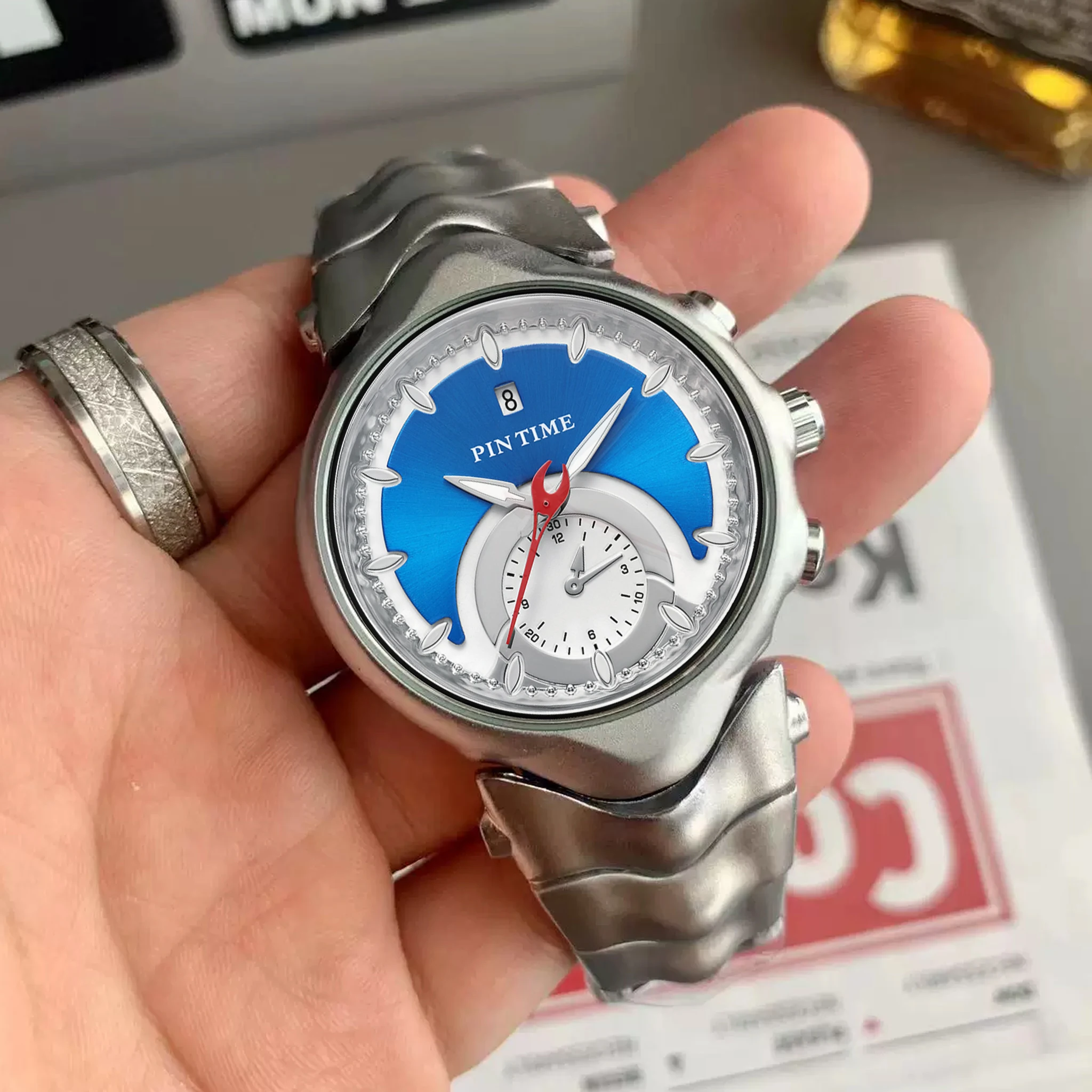 1 reloj de cuarzo para hombre, modelo Blue Judge, diseño retro original, tendencia de moda, reloj de alta gama con un diseño pequeño y moderno.