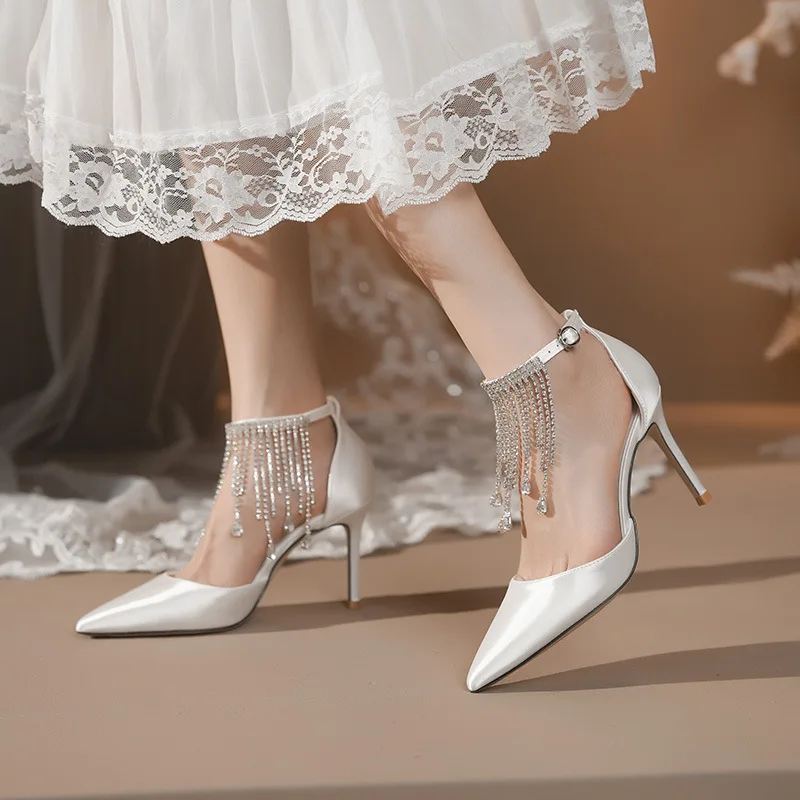 

Новинка 2025, белые женские свадебные сандалии на высоком каблуке, модельные туфли с острым носком и ремешком-цепочкой со стразами