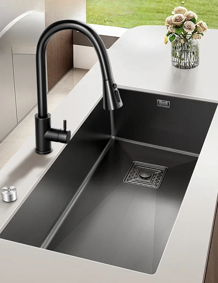 

Большая одинарная раковина из нержавеющей стали под столешницей. Кухонная раковина для овощей. Бытовая посуда.