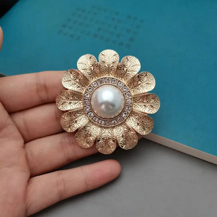 Vintage Medieval Pearl Sunflower Brooch Retro Simple Metal Flower Corsage Rhinestone Inlaid Pin Temperament Clothing Accessories