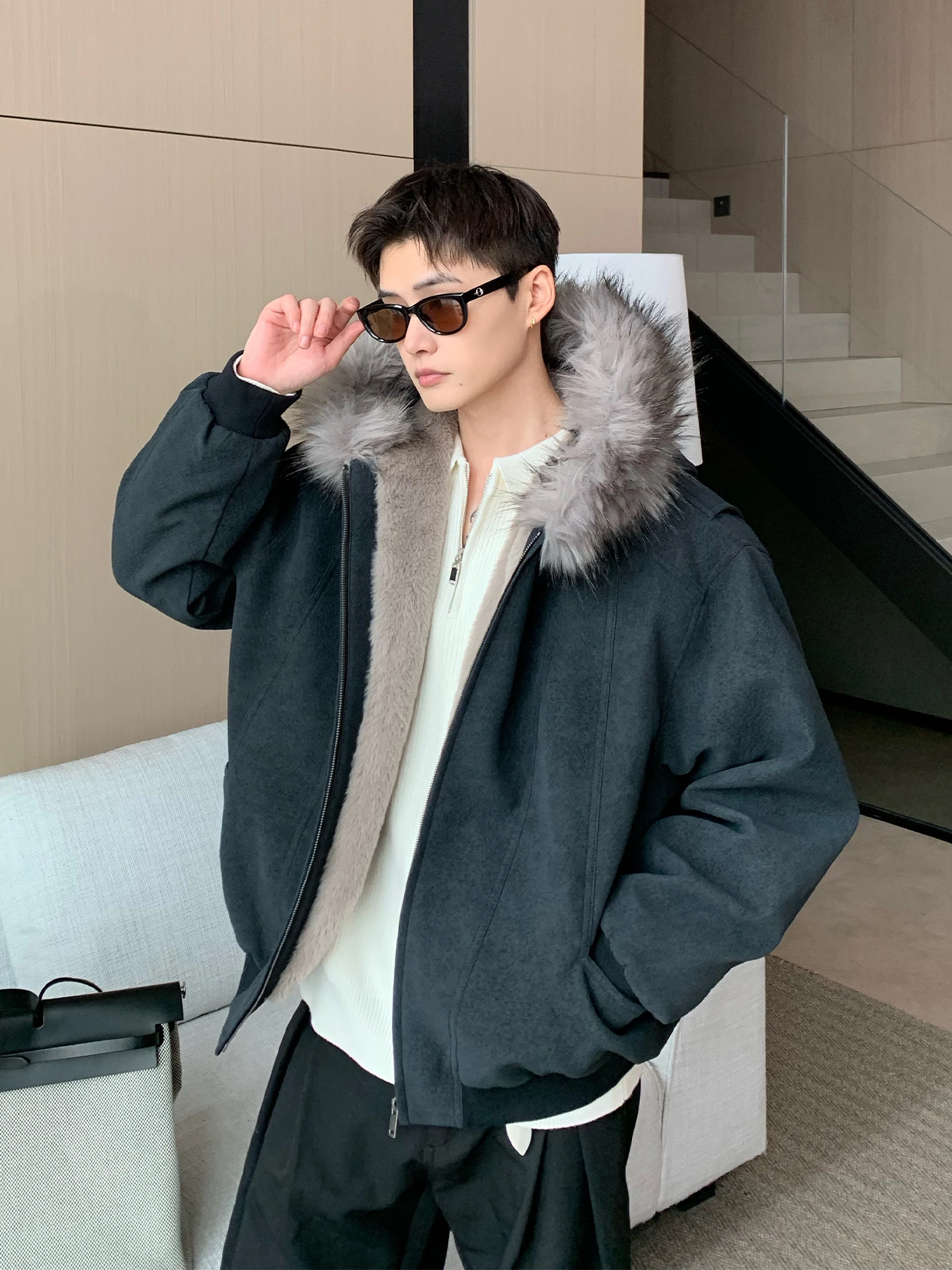 سترات رجالية لخريف وشتاء 2025 سترات جديدة سميكة بقلنسوة دافئة ومقاومة للبرد بلون سادة معاطف أنيقة للرجال بأكمام طويلة #2