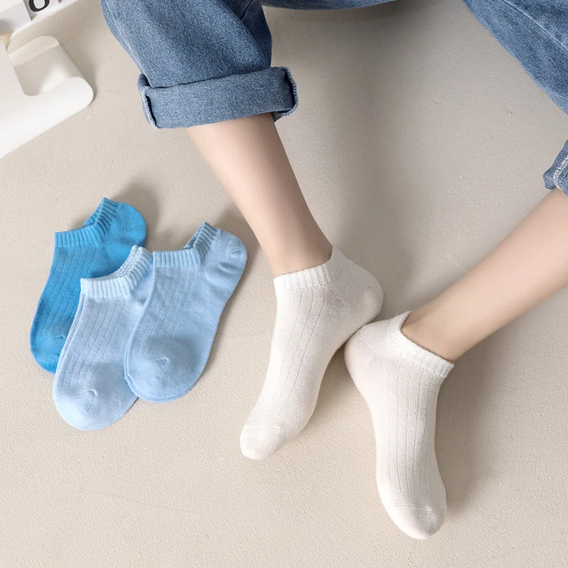 

Four pairs of soft and breathable boys' ankle socks for spring and autumn; simple and versatile in blue