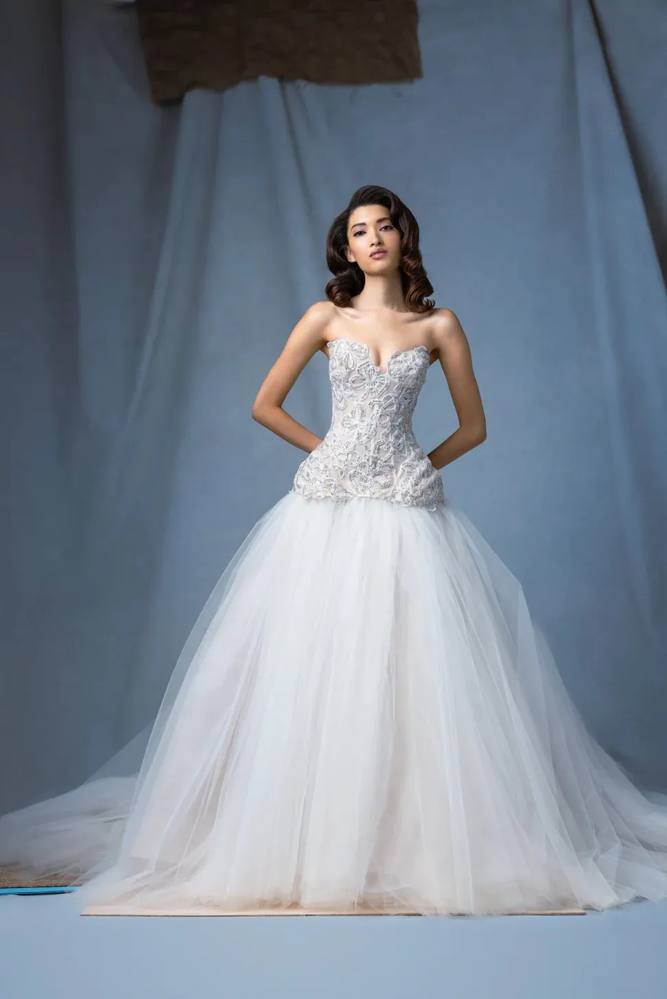 Customized 2026 Elegant Sweetheart A Pendant Wedding Dress Embroidered Yarn Sleeveless Embroidered Patchwork Sequins Bareback