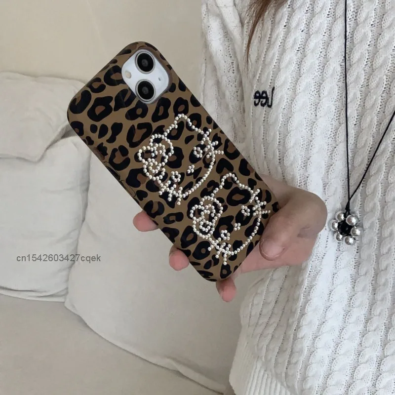 Sanrio Hello Kitty Handyhülle mit Leopardenmuster und Strass-Design, geeignet für iPhone 16 15 14 Pro Max 13, Nischen-Handyhülle für Damen