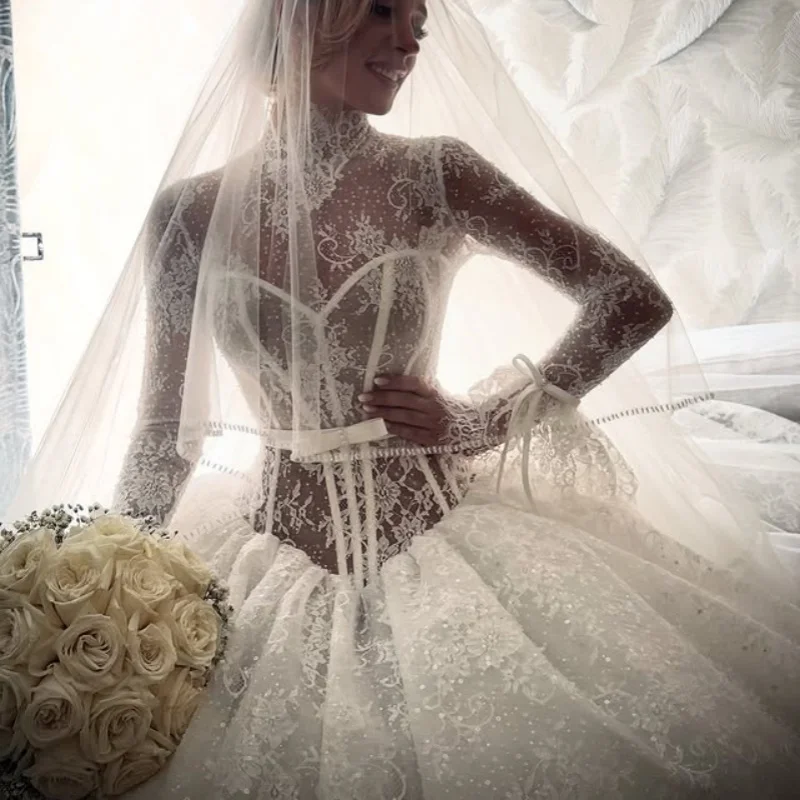 الدانتيل الأبيض فساتين الزفاف خارج الكتف مشد صائق فساتين الزفاف تنورة اللؤلؤ الديكور متعدد الطبقات صنع ﻿ تخصيص