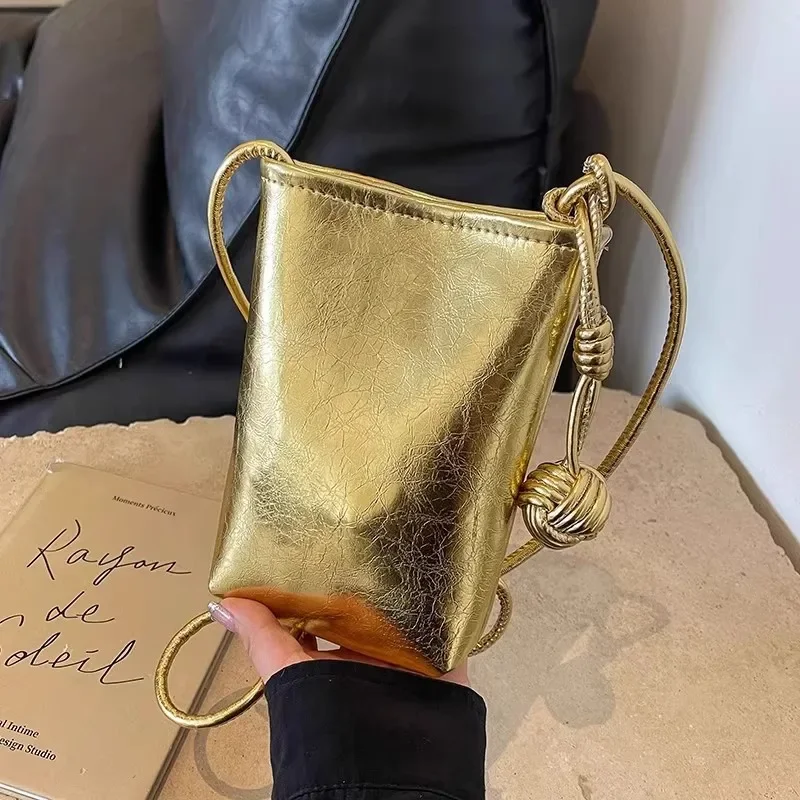 حقيبة هاتف ذهبية فاخرة للنساء حقيبة كروس جلدية من الشمع الزيتي مع قلادة كروية منسوجة حقيبة كتف مسائية أنيقة