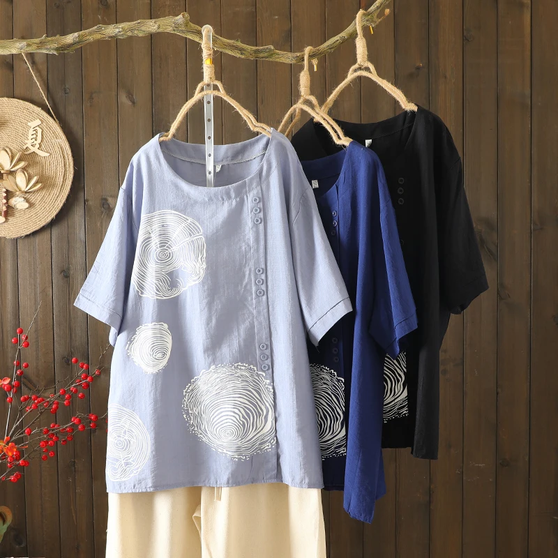 

Хлопково-льняная футболка с абстрактным узором и принтом, летняя женская круглая футболка большого размера с декоративными асимметричными пуговицами или...