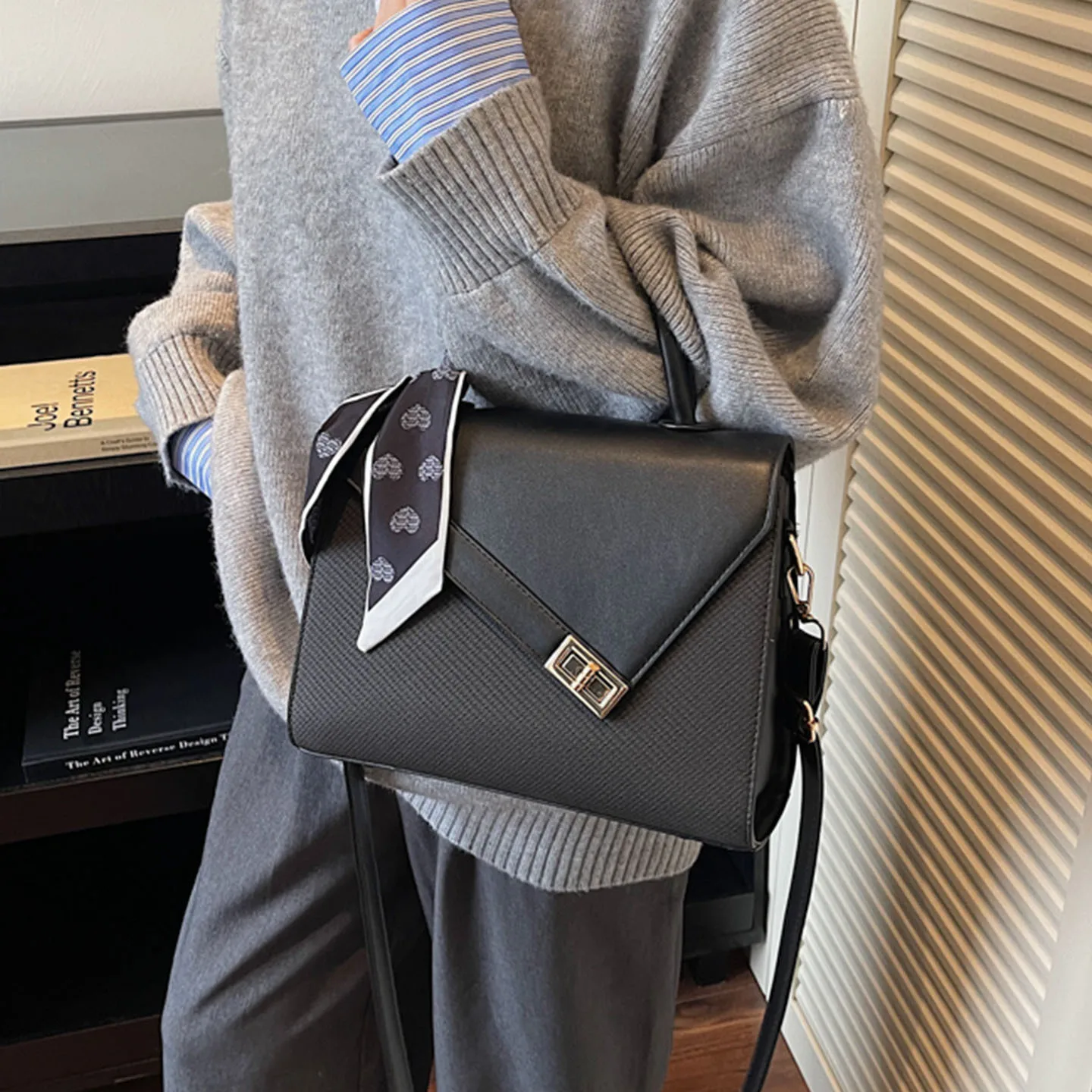 2025年秋 レディース スモールスクエアバッグ ミニマリスト クロスボディバッグ ファッション トップハンドル ショルダーバッグ ヴィーガンレザー デイトゥナイトバッグ