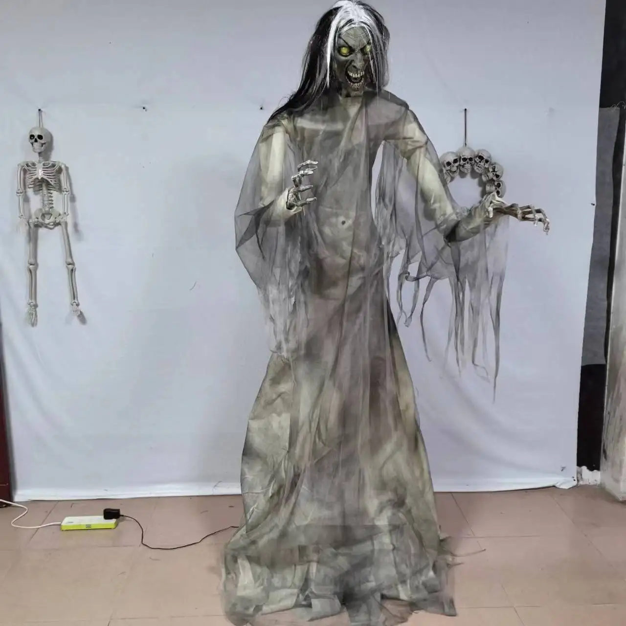 

Screaming Crazy Ghost Halloween Large Skull Ornament Haunted House Atmosphere Yard Horror Decoration Glowing Props