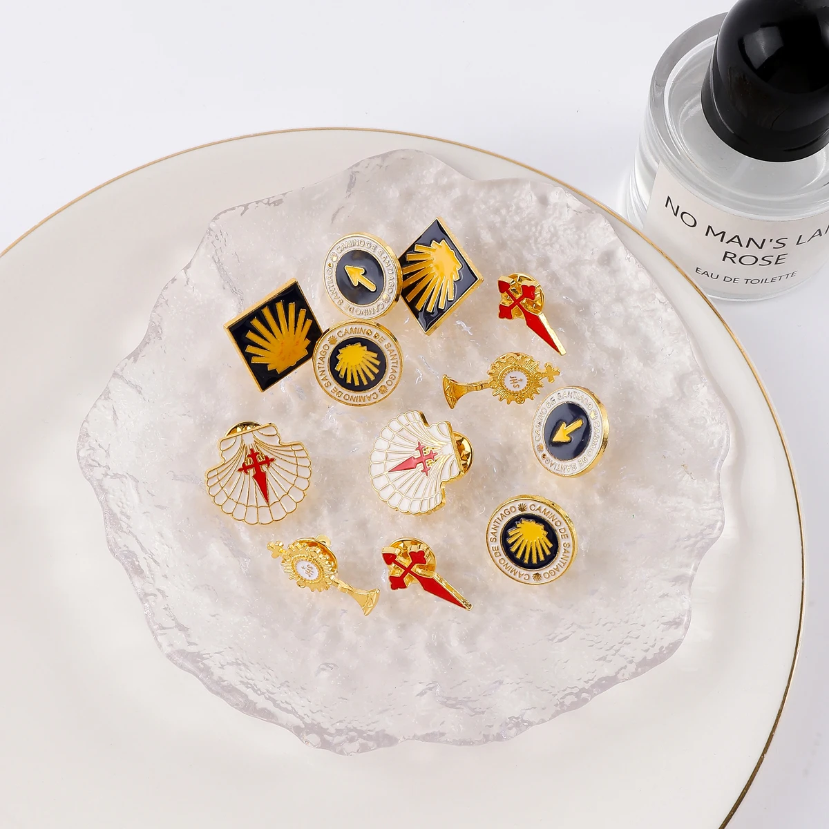 مجموعة مكونة من 12 قطعة من دبابيس سانتياغو الملونة والأسكالوب المتقاطعة وإكسسوارات فساتين الكنيسة والشارات #1