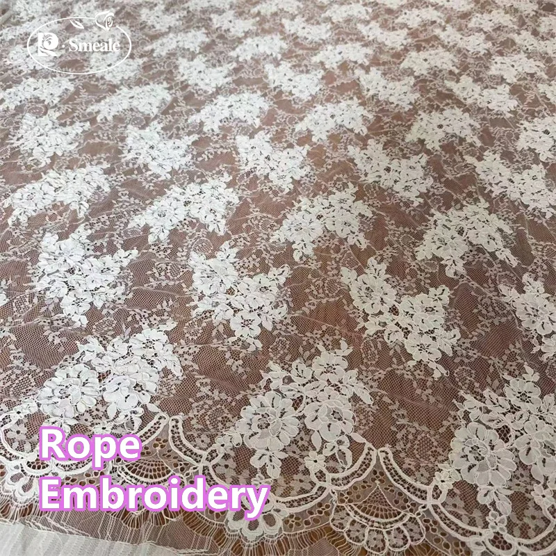 3 Meter. Offweißes Seil mit gestickten Blumen und Wimpernspitze. Baumwollstoffe zum Nähen von Spitzen, nigerianische Textilspitzenstoffe. – Detail 2