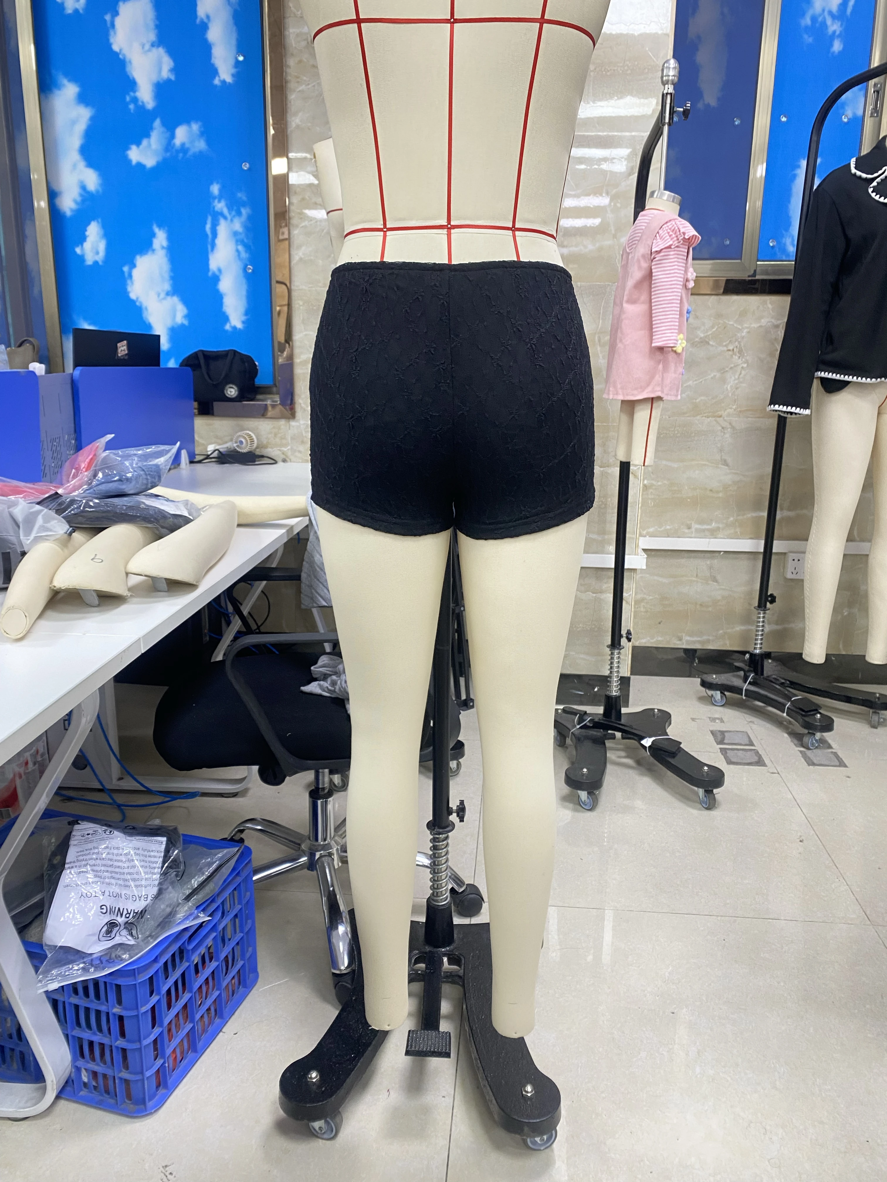 شورت نسائي قصير من الدانتيل صيفي عصري بلون سادة وخصر منخفض مرن